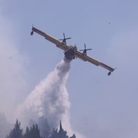 Kanaderi pomažu u gašenju požara