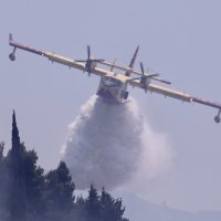 Kanaderi pomažu u gašenju požara