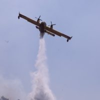 Kanaderi pomažu u gašenju požara