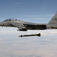 F-15E prilikom lansiranja bombe GBU-28 koja razara bunkere