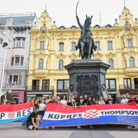 Zagreb: Obožavatelji iz Kupresa izvijesili veliku zastavu na trgu