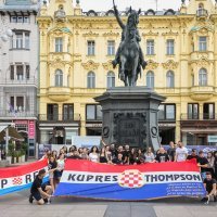 Zagreb: Obožavatelji iz Kupresa izvijesili veliku zastavu na trgu