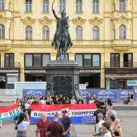 Zagreb: Obožavatelji iz Kupresa izvijesili veliku zastavu na trgu
