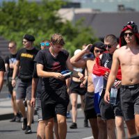 Tisuće fanova Thompsona prolazi Mostom slobode koji je zatvoren za promet