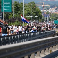 Tisuće fanova Thompsona prolazi Mostom slobode koji je zatvoren za promet