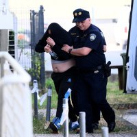 Dovođenje osumnjičenika u prostorije policije na Remetinečkoj cesti.