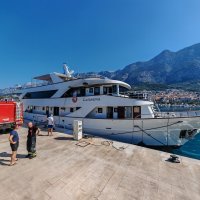 Požar na brodu u Makarskoj