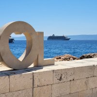 Luksuzni stambeni kruzer MS The World ispred Bola na Braču