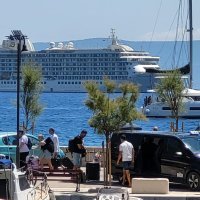 Luksuzni stambeni kruzer MS The World ispred Bola na Braču