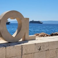 Luksuzni stambeni kruzer MS The World ispred Bola na Braču