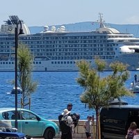 Luksuzni stambeni kruzer MS The World ispred Bola na Braču