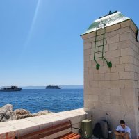 Luksuzni stambeni kruzer MS The World ispred Bola na Braču