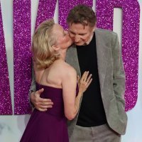 Pamela Anderson i Liam Neeson