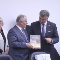 Premijer Plenković na potpisivanju ugovora u splitsko-dalmatinskoj županiji