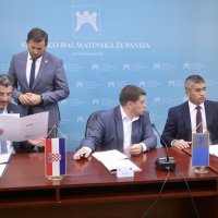 Premijer Plenković na potpisivanju ugovora u splitsko-dalmatinskoj županiji