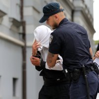 Na pulski Županijski sud privedena trojica osumnjičena za napad na mladog Slovenca u Poreču