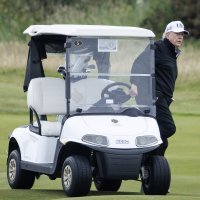 Donald Trump igra golf na svom terenu Turnberry u Škotskoj