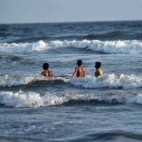 Ljudi se hlade tijekom toplinskog vala u Pakistanu