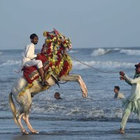 Ljudi se hlade tijekom toplinskog vala u Pakistanu2