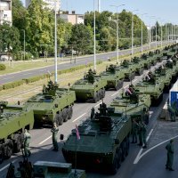 Pogled na Držićevu i kolonu vojnih vozila spremnu za početak mimohoda