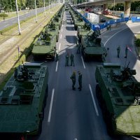 Pogled na Držićevu i kolonu vojnih vozila spremnu za početak mimohoda