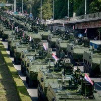 Pogled na Držićevu i kolonu vojnih vozila spremnu za početak mimohoda