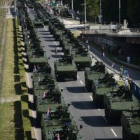 Pogled na Držićevu i kolonu vojnih vozila spremnu za početak mimohoda