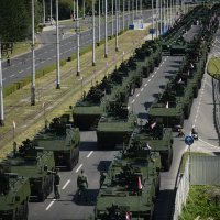 Pogled na Držićevu i kolonu vojnih vozila spremnu za početak mimohoda