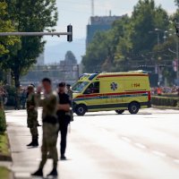 Građani s raznih lokacija prate vojni mimohod