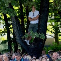 Građani s raznih lokacija prate vojni mimohod