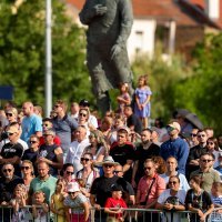 Građani s raznih lokacija prate vojni mimohod