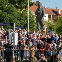 Građani s raznih lokacija prate vojni mimohod