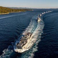 Pogled iz zraka na Hrvatsku ratnu mornaricu koja izvodi vježbu za vojni Mimohod 2025.