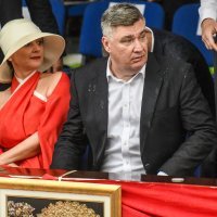 Visoki državni uzvanici u VIP loži 310. Sinjske alke koja je odgođena