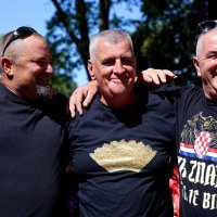 Gradonačelnik Sinja Miro Bulj fotografirao se s obožavateljima Thompsona