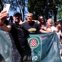 Gradonačelnik Sinja Miro Bulj fotografirao se s obožavateljima Thompsona