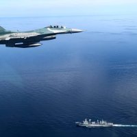 Indonezijski F-16 u letu iznad kineskog ratnog broda