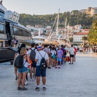 Večernja atmosfera u gradu Hvaru