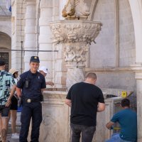 Oštećena Mala Onofrijeva fontana