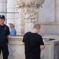 Oštećena Mala Onofrijeva fontana