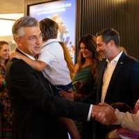 Andrej Plenković sa sinom na premijeri