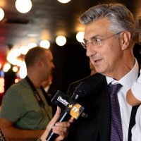 Andrej Plenković sa sinom na premijeri