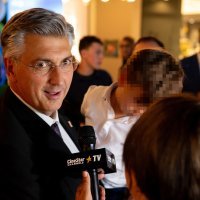 Andrej Plenković sa sinom na premijeri