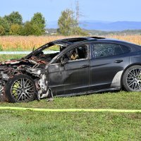 Alaginci: Požar u garaži tvrtke Color Emajl u kojoj su izgorjeli skupocjeni automobili vlasnika tvrtke.