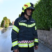 Alaginci: Požar u garaži tvrtke Color Emajl u kojoj su izgorjeli skupocjeni automobili vlasnika tvrtke.