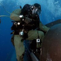 Podvodni diverzanti koriste čitav podvodnih plovila kako bi došli do cilja