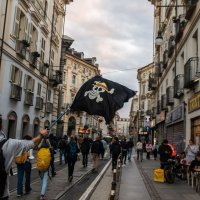 Zastava One piece na prosvjedima diljem svijeta