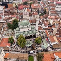 Sarajevo: Pogled iz zraka na dženazu za Halida Bešlića u Gazi Husrev-begovoj džamiji
