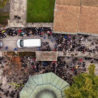 Sarajevo: Pogled iz zraka na dženazu za Halida Bešlića u Gazi Husrev-begovoj džamiji