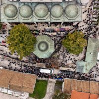 Sarajevo: Pogled iz zraka na dženazu za Halida Bešlića u Gazi Husrev-begovoj džamiji